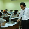 Bộ trưởng Phùng Xuân Nhạ kiểm tra thi tại hội đồng thi Đại học Thủy lợi. (Ảnh: Quý Trung/TTXVN)