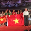 Đoàn học sinh Việt Nam nhận huy chương vàng của cuộc thi. (Ảnh: Trường THPT Thực nghiệm)