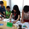 Các em học sinh say mê với các trò chơi toán học. (Ảnh: Phạm Mai/Vietnam+)