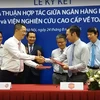 Đại diện Ngân hàng Bản Việt và Viện Nghiên cứu cao cấp về toán ký kết thoả thuận hợp tác. (Ảnh: Phạm Mai/Vietnam+)