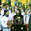 Phó Chủ tịch nước Đặng Thị Ngọc Thịnh gặp gỡ các thầy cô giáo. (Ảnh: Nguyễn Dân/TTXVN)