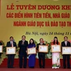 Bí thư Thành ủy Thành phố Hà Nội Hoàng Trung Hải trao Huân chương Độc lập và Huân chương Lao động cho các tập thể, cá nhân có nhiều thành tích xuất sắc trong những năm học vừa qua. Ảnh: Quý Trung – TTXVN