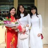 Các em học sinh tặng hoa cô hiệu trưởng trường Thực nghiệm Phan Thị Luyến. (Ảnh: CTV/Vietnam+)