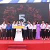 Đại diện ban tổ chức và các em học sinh cùng ấn nút phát động cuộc thi Chinh phục vũ môn toàn quốc lần thứ 3, ngày 26/9, tại Nghệ An. (Ảnh: Ban tổ chức)