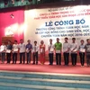 Ban tổ chức trao thưởng cho các giảng viên và học bổng cho các sinh viên, học sinh xuất sắc. (Ảnh: PM/Vietnam+)