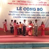 Ban tổ chức trao thưởng cho các tác giả các công trình đoạt giải. (Ảnh: PM/Vietnam+)