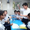 Giờ học thực hành của học sinh trường Trung học phổ thông Nguyễn Gia Thiều. (Ảnh: Quý Trung/TTXVN)