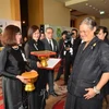 Cô giáo Phan Thị Nữ (ngoài cùng bên trái) giới thiệu với Công chúa Thái Lan về những hoạt động tại Việt Nam (Ảnh: Bộ GD)