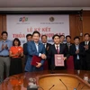 Chủ tịch FPT Trương Gia Bình và Hiệu trưởng Đại học Giao thông vận tải Nguyễn Ngọc Long cùng ký thỏa thuận hợp tác. (Ảnh: FPT)