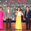 Đại diện Sở Giáo dục và Đào tạo Hà Nội trao giải thưởng Nhà giáo Hà Nội tâm huyết sáng tạo. (Ảnh: Quý Trung/TTXVN)
