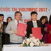 Đại diện FPT và Viện Khoa học Giáo dục Việt Nam ký kết thỏa thuận hợp tác. (Ảnh: FPT)