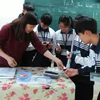 Cô Hà luôn đưa những sản phẩm thực tế để học sinh nghiên cứu trong giờ học. (Ảnh: Nhân vận cung cấp)