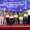 Ban tổ chức trao giải cho các học sinh đoạt huy chương vàng khu vực miền Bắc. (Ảnh: BTC)