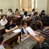 Thí sinh làm thủ tục dự thi vào lớp 10 tại Hà Nội ngày. (Ảnh: Thanh Tùng/TTXVN)