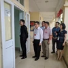 Thứ trưởng Bộ Giáo dục và Đào tạo Phạm Mạnh Hùng (ngoài cùng, bên trái) kiểm tra công tác thi tại Hà Giang. (Ảnh: CTV/Vietnam+) 