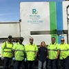 Mai Anh cùng các công nhân trong một khu xử lý rác thải của công ty Recology (Ảnh: CTV)
