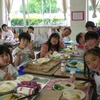 Bữa ăn học đường của học sinh Nhật Bản luôn kèm sữa. 