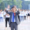 Tiến sỹ Trần Khắc Hùng, Chủ tịch Hội đồng quản trị Đại học Đông Đô, nhảy flashmob cùng sinh viên trong lễ khai giảng. (Ảnh: CTV/Vietnam+)