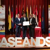Ông S. Iswaran, Bộ trưởng Bộ thông tin và truyền thông Singapore trao giải 3 cho hai sinh viên Mai Thanh Tùng và Nguyễn Văn Thuận. (Ảnh: Đại học RMIT)