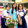 Học sinh tặng hoa cô Nguyễn Thị Huyền Thảo nhân ngày 20/11. (Ảnh: NVCC)