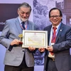 Phó giáo sư Nguyễn Viết Nhung, Giám đốc Bệnh Việt Phổi Trung Ương, nhận danh hiệu Phó Giáo sư Danh dự của Trường Đại học Sydney. (Ảnh: PV)
