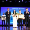 Bùi Hương Ly đại diện cho nhóm nhận giải nhất từ ban tổ chức cuộc thi “Học sinh, sinh viên với ý tưởng khởi nghiệp” 2018. (Ảnh: Thanh Tùng/TTXVN)