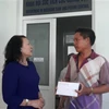 Thứ trưởng Nguyễn Thị Nghĩa thăm hỏi gia đình em Ngọc Anh. (Ảnh: PV)
