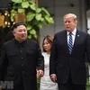 Tổng thống Mỹ Donald Trump (phải) và Chủ tịch Triều Tiên Kim Jong-un tới phòng họp để bắt đầu cuộc gặp mở rộng với quan chức hai nước tại Hà Nội ngày 28/2/2019. (Ảnh: AFP/TTXVN)