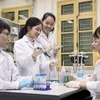 Sinh viên thực hiện thí nghiệm vật lý tại Đại học Quốc gia Hà Nội. (Ảnh: PV/Vietnam+)