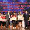 Ban tổ chức cuộc thi trao giải cho các học sinh. (Ảnh: PV/Vietnam+)