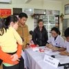 Cán bộ y tế Bắc Ninh lấy mẫu xét nghiệm tại trường cho học sinh. (Ảnh: Thanh Thương/Vietnam+)