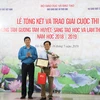 Ban tổ chức trao giải Nhất cho tác giả Trần Văn Toàn, Thừa Thiên Huế. (Ảnh: CTV/Vietnam+)