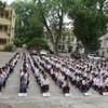 Thí sinh nghe phổ biến quy chế trước khi vào phòng thi trong Kỳ thi tuyển sinh vào lớp 10 tại Hà Nội. (Ảnh: Minh Sơn/Vietnam+)