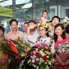 Nguyễn Khánh Linh cười tươi giữa bạn bè, thầy cô và người thân đi đón tại sân bay Nội Bài. (Ảnh: Thanh Tùng) 