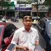 Anh Trương Tất Thành chia sẻ thông tin với báo chí sáng ngày 7/8, tại cổng trường Tiểu học Gateway. (Ảnh: Phạm Mai/Vietnam+)