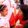Cô giáo ân cần động viên em học sinh lớp 1 trong ngày đầu tiên đến trường tại trường Tiểu học Gia Quất, quận Long Biên (Hà Nội). (Ảnh: Danh Lam/TTXVN)