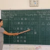 Hướng dẫn học sinh cách phân biệt tiếng theo chương trình công nghệ tại trường Tiểu học Hưng Đạo, huyện Hưng Nguyên, Nghệ An. (Ảnh: Bích Huệ /TTXVN)