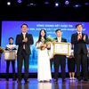 Các học sinh Trường Trung học phổ thông Phan Đình Phùng nhận giải nhất ở khối trung học phổ thông trong cuộc thi Học sinh, sinh viên với ý tưởng khởi nghiệp năm 2018. (Ảnh: Thanh Tùng/Vietnam+)