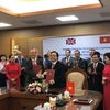 Bộ trưởng Phùng Xuân Nhạ và ông ông Ed Vaizey ký kết hợp tác. (Ảnh: Đại sứ quán Anh)