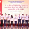 Chủ tịch UBND Thành phố Hà Nội Nguyễn Đức Chung trao tặng Bằng khen cho các học sinh tiêu biểu. (Ảnh: Nguyễn Cúc/TTXVN)