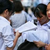 Học sinh Hà Nội ôn bài ngay trước giờ thi vào lớp 10. (Ảnh: PV/Vietnam+)
