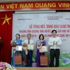 Ban tổ chức trao giải ba cho các tác giả. (Ảnh: PV/Vietnam+)