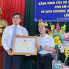 Ông Bùi Văn Linh, Vụ trưởng Vụ Giáo dục Chính trị và Công tác Học sinh sinh viên trao bằng khen cho em Thu Hằng. (Ảnh: PV)