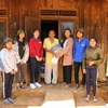 Nhi (mặc áo đỏ) cùng các bạn trong nhóm đến thăm một gia đình có hoàn cảnh khó khăn tại huyện Di Linh. (Ảnh: PV)