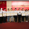 Các em học sinh nhận bằng khen của Giám đốc Đại học Quốc gia Hà Nội. (Ảnh: PV)
