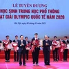 Thủ tướng Nguyễn Xuân Phúc và Bộ trưởng Bộ Giáo dục và Đào tạo Phùng Xuân Nhạ khen thưởng các học sinh. (Ảnh: PV)