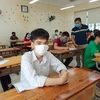 Thí sinh đeo khẩu trang vào phòng thi trong kỳ thi Tốt nghiệp Trung học phổ thông 2020 để phòng dịch COVID-19. (Ảnh: Phạm Mai/Vietnam+)
