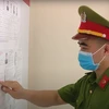 Học viên Đại học Phòng cháy Chữa cháy tìm hiểu thông tin về các ứng cử viên. (Ảnh: PV/Vietnam+)