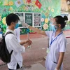 Học sinh Hà Nội kiểm tra thân nhiệt, khử khuẩn trong đợt 1 kỳ thi tốt nghiệp trung hoc phổ thông. (Ảnh: Minh Sơn/Vietnam+)