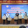 Sở Giáo dục và Đào tạo Hà Nội trao tặng thiết bị hỗ trợ học trực tuyến cho học sinh hoàn cảnh khó khăn. (Ảnh: Sở GD-ĐT Hà Nội)